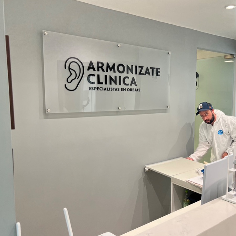 Letrero corporativo instalado en Armonízate Clínica
